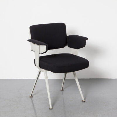 Курортный стул Friso Kramer Ahrend de Cirkel, черный, новая обивка, тканая, с порошковым покрытием, бледно-серая стальная рама, штампованный лист, подлокотник, офис, промышленный стол, винтаж, ретро, ​​голландский дизайн, модерн середины века, 60-е, 1960-е, шестидесятые