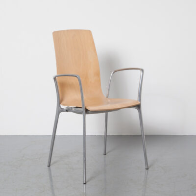 Gorka 椅子 Jorge Pensi Akaba 高背西班牙雕塑铸造抛光铝框架扶手山毛榉木胶合板座椅外壳可堆叠现代当代二手设计 90 年代 1990 年代办公室金发