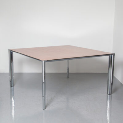 Ahrend 1030 Desk Cherry Wim Quist مربع ارتفاع قابل للتعديل إصدار خاص من قشرة الخشب Ciranol المطلية بالكروم من الألومنيوم المصبوب ، طاولة تنفيذية ، أسطح منحنية ، أرجل ، حافة سكة حديد ، ركن عصري حديث 2000s