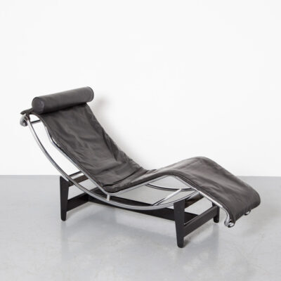 LC4 كرسي طويل كرسي كاسينا لو كوربوزييه مرقمة أصلية مرقمة من بيير جينيريت شارلوت بيرياند آلة جلد أسود أنبوب كروم للعيش بتصميم جمالي عتيق من عشرينيات القرن العشرين وعشرينيات القرن العشرين