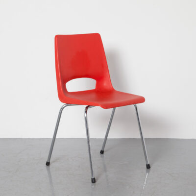 Красный пластиковый стул Philippus Potter Ahrend Design De Cirkel школа церковь многоцелевой штабелируемый цельный корпус сиденья текстура «апельсиновая корка» хромированная трубчатая рама ножки винтаж ретро середина века современный 60-е 1960-е сидения шестидесятых годов