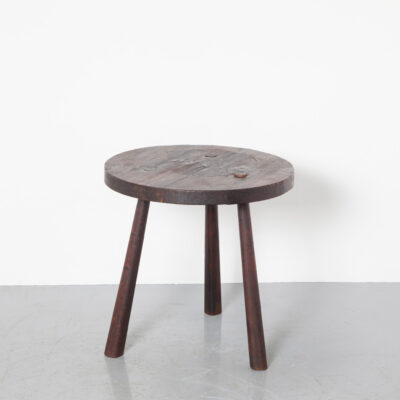 彫刻的 プリミティブ 残忍な木材 テーブル 1960年代 フランス ソリッド スプルース レッドウッド 素朴なダーク スプレイ脚 ジャン・トゥーレ レ・アーティザン・ド・マロル スクエア 丸みを帯びたエッジ テーパード 顕著なグレイン ヴィンテージ レトロ 60年代 XNUMX年代 サイドアクセント