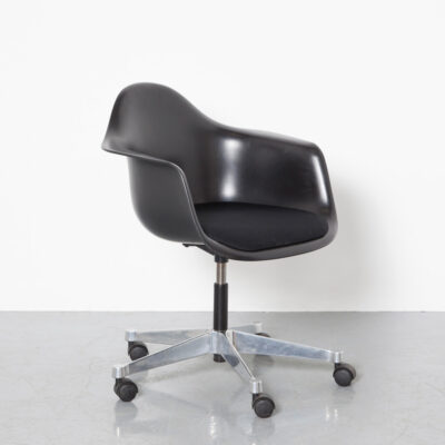Eames 塑料扶手椅 PACC 黑色 Vitra 记忆泡沫座垫 5 星底座脚轮铸铝气动升降高度调节枢轴旋转办公桌工作椅聚丙烯外壳查尔斯雷设计经典复古复古本世纪中叶现代 50 年代 1950 年代五十年代座椅