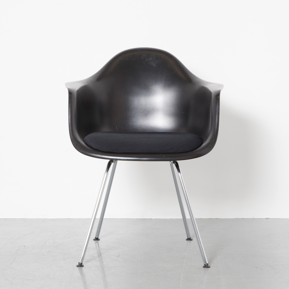 DAX stoel zwart ⋆ Louis Design Amsterdam
