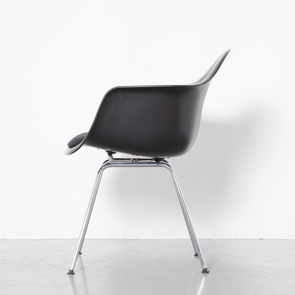 Normaal gesproken Overeenkomstig met Becks DAX stoel Eames Vitra zwart ⋆ Neef Louis Design Amsterdam