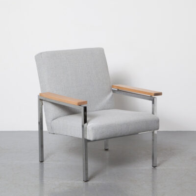 نموذج 30 كرسي بذراعين Gijs van der Sluis Stalen Meubelen Culemborg تنجيد جديد من الصوف المنسوج مزيج أبيض أزرق رمادي مطلي بالكروم إطار أنبوب مربع عائم من الخشب الصلب وخطوط نظيفة وظيفية بسيطة التصميم الهولندي كرسي مريح عتيق الطراز القديم في منتصف القرن الستينيات الستينيات من الستينيات المقاعد