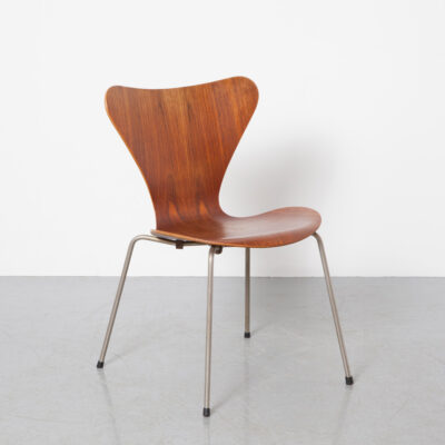 كرسي الفراشة Arne Jacobsen Fritz Hansen First Edition Denmark Series 7 قابل للتكديس على شكل قشرة خشبية منحنية وأرجل أنبوبية من الصلب المطلي باللك ذات تصميم قشرة خشب الساج كلاسيكية كلاسيكية في منتصف القرن الخمسينيات الخمسينيات الخمسينيات