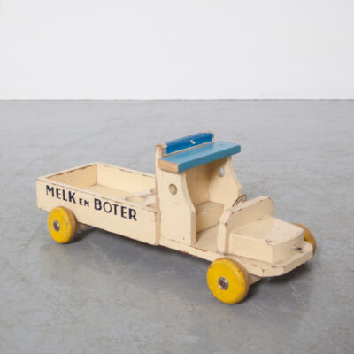 Wood Pull Toy Truck bezorging crème blauw dak gele wielen Milk and Butter flatbed goederenvervoer vooroorlogse jaren 1930 gebruikte verf handgemaakt versleten patina utilitair industrieel ontwerp vintage retro midden van de eeuw modern
