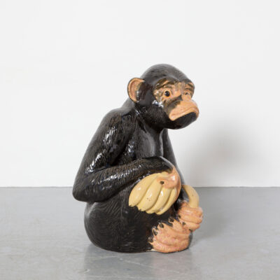 Macaco de cerâmica com escultura de bananas obra de arte vitrificada colorida texturizada cabelo chimpanzé gorila carne preta pele realista amarela detalhada edição limitada numerada