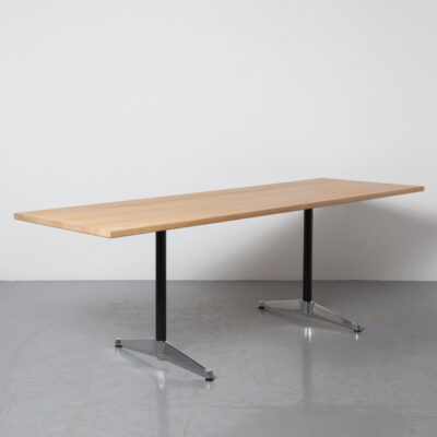 Eames 2500 시리즈 Desk T-Leg Contract Base Table 알루미늄 그룹 New Solid Oak top 작업 공간 컴퓨터 스테이션 블랙 컬럼 크롬 주조 베이스 다리 레벨링 Charles Ray 빈티지 레트로 미드 센츄리 모던 60년대 1960년대 XNUMX년대