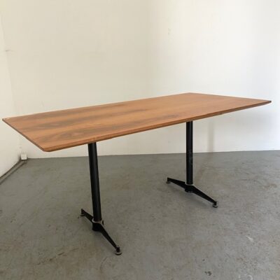 مكتب طاولة صغير