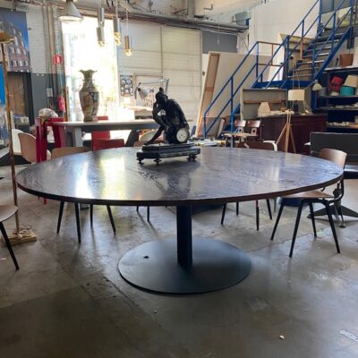 큰 원형 테이블